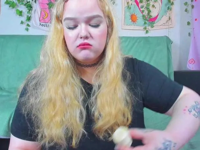 milli1983 – webcam model profile photo Image 4