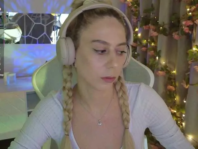 British_EmJess – webcam model profile photo Image 12