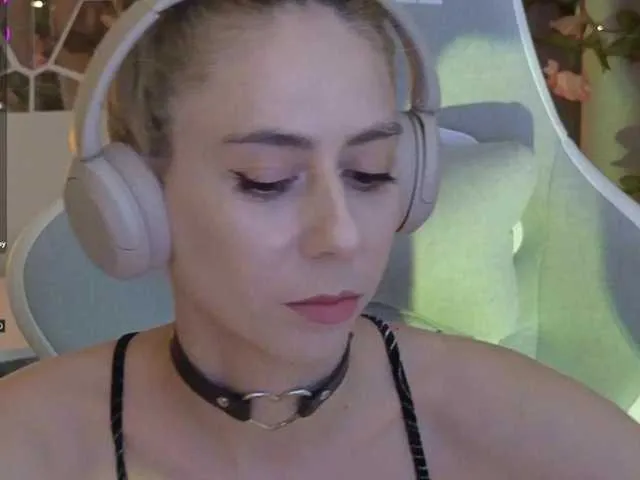 British_EmJess – webcam model profile photo Image 4