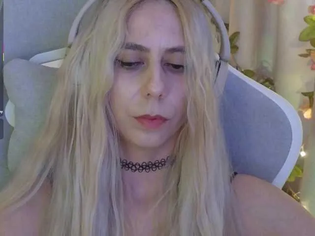 British_EmJess – webcam model profile photo Image 8