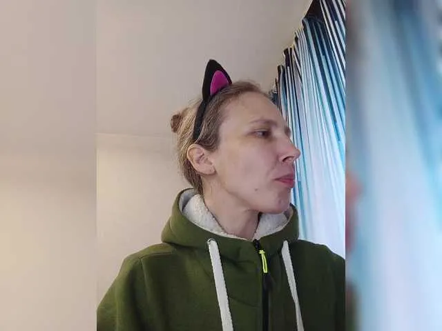 Haluley – webcam model profile photo Image 11