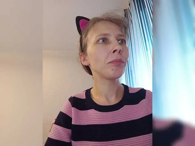 Haluley – webcam model profile photo Image 13