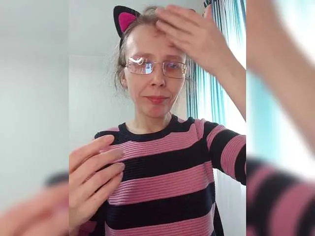 Haluley – webcam model profile photo Image 18