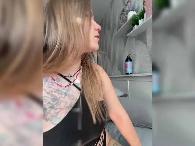 GreenEyesBlondeyUK – webcam model profile photo Image 12