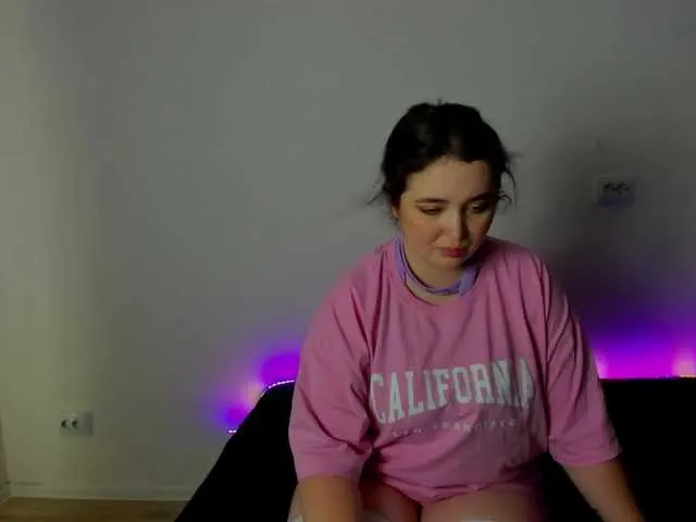 Chiaralovee – webcam model profile photo Image 2