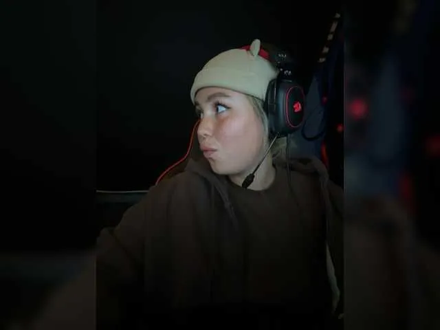 BlondeScarlettx – webcam model profile photo Image 19