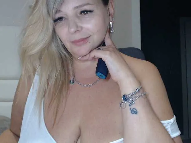 KarinaRouge – webcam model profile photo Image 3