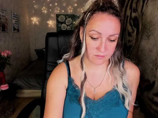 LoraDevine – webcam model profile photo Image 11