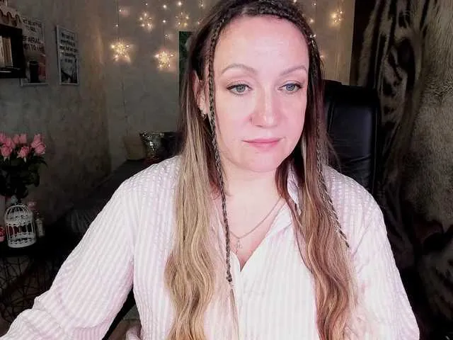 LoraDevine – webcam model profile photo Image 3