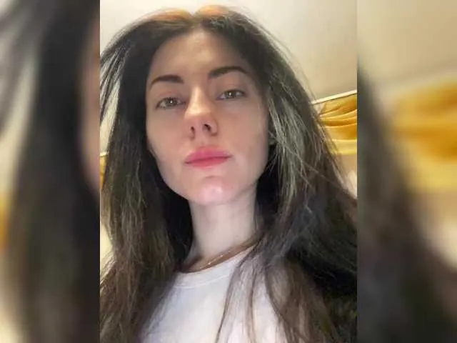 Haluley – webcam model profile photo Image 10