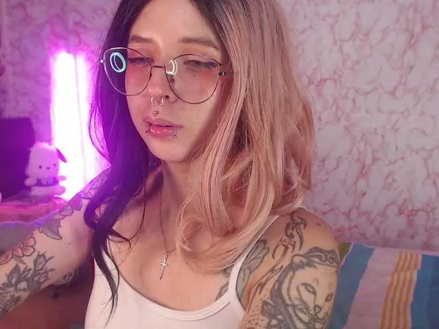 KateDivineUK – webcam model profile photo Image 2