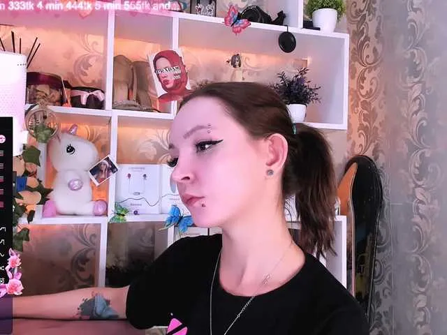 Silviyaa – webcam model profile photo Image 4