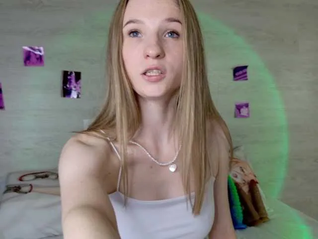 YummyMeily – webcam model profile photo Image 12