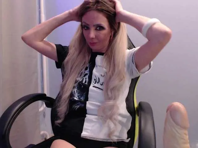 blondalina – webcam model profile photo