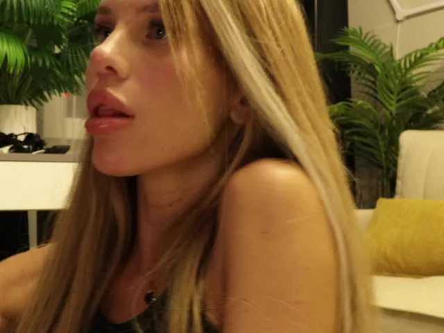 roouse – webcam model profile photo Image 15