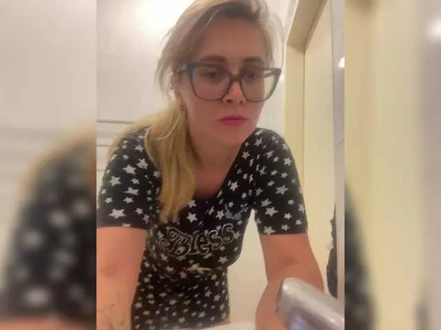 British_EmJess – webcam model profile photo Image 9