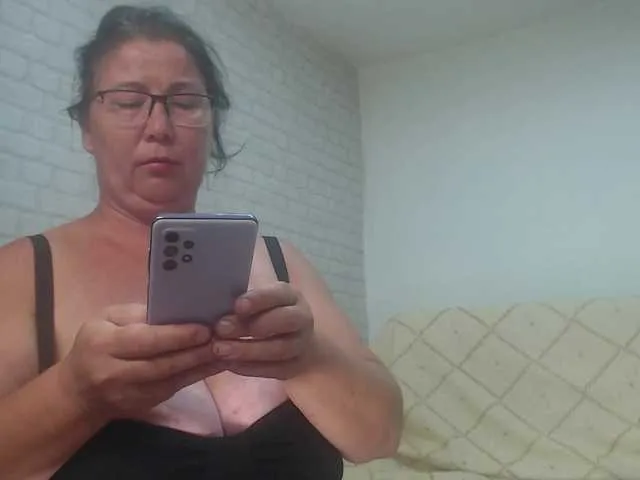 British_EmJess – webcam model profile photo Image 19