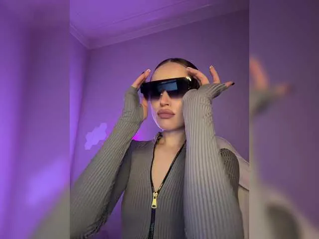 LoveCatsuit – webcam model profile photo Image 13