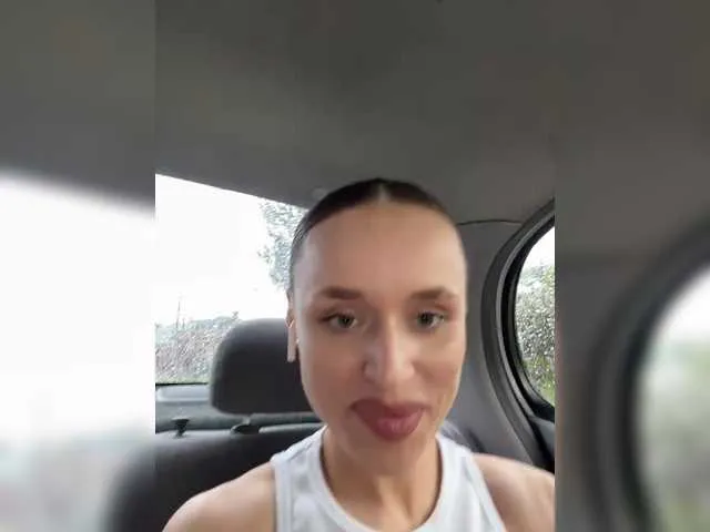 LoveCatsuit – webcam model profile photo Image 4