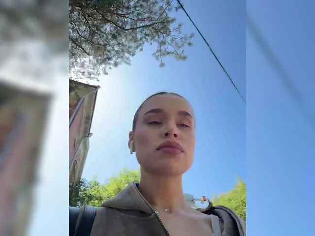 LoveCatsuit – webcam model profile photo Image 5