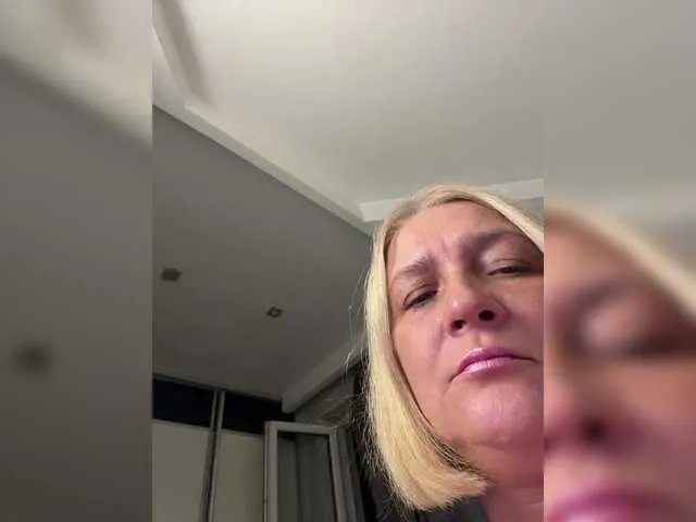 UKRaunchyRobyn – webcam model profile photo Image 10