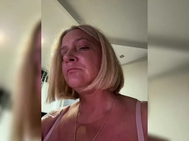 UKRaunchyRobyn – webcam model profile photo Image 12