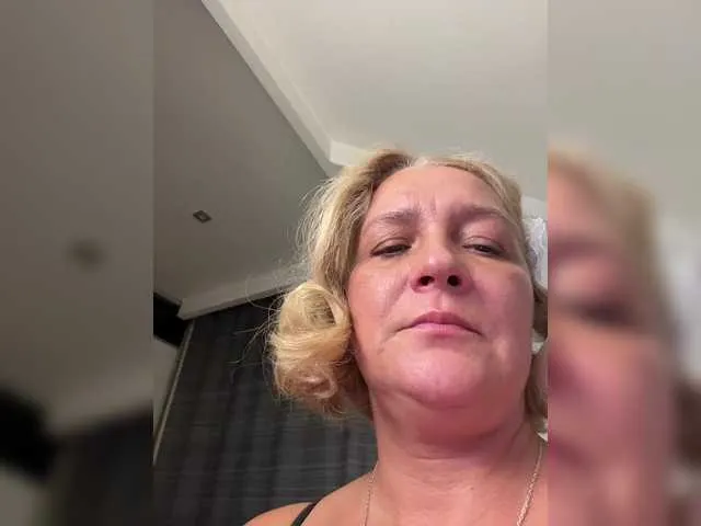 UKRaunchyRobyn – webcam model profile photo Image 8