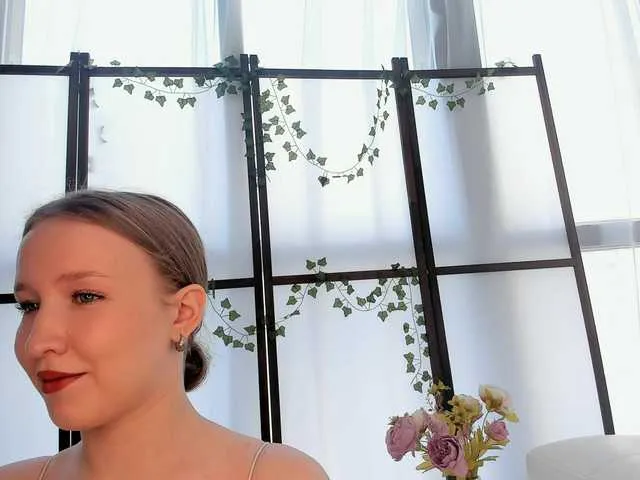 Chiaralovee – webcam model profile photo Image 10