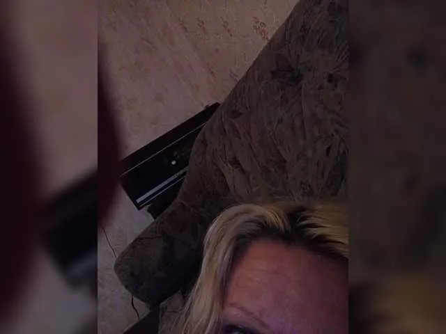 EveHugs – webcam model profile photo