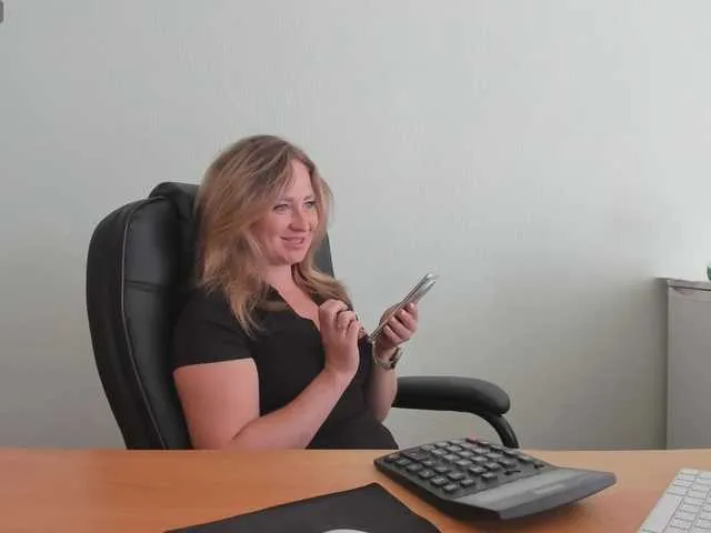 BlondeScarlettx – webcam model profile photo Image 4