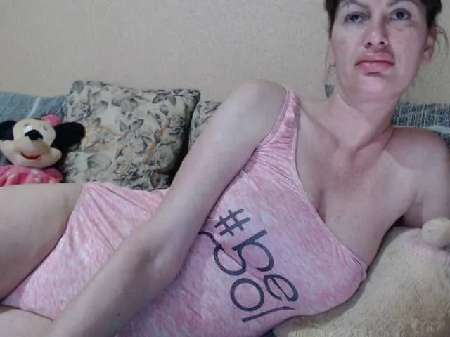 Chiaralovee – webcam model profile photo Image 4