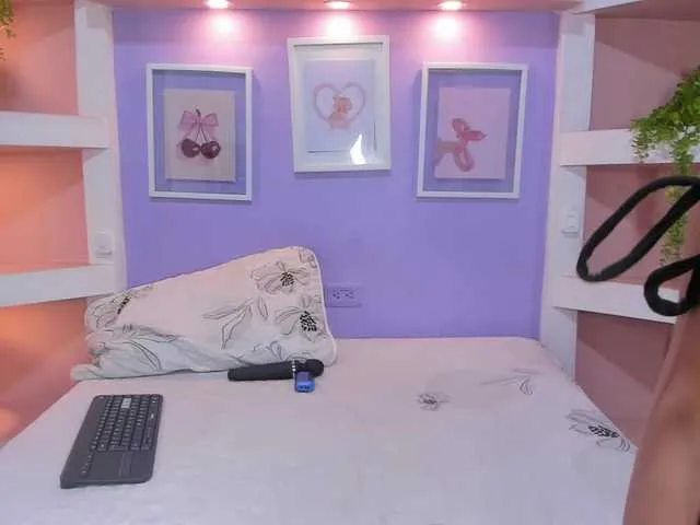 Chiaralovee – webcam model profile photo Image 2