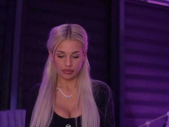 MidnightSeduction – webcam model profile photo Image 13