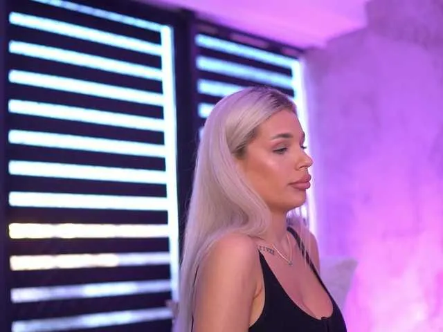 MidnightSeduction – webcam model profile photo Image 5