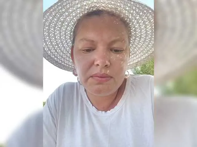 BrookeBratXO – webcam model profile photo Image 5