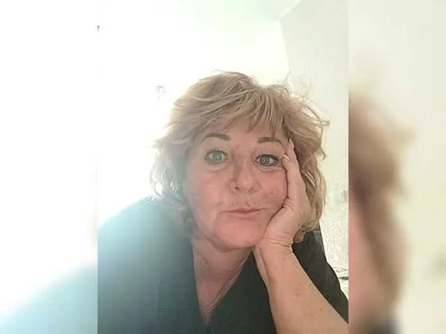 Libely – webcam model profile photo Image 5