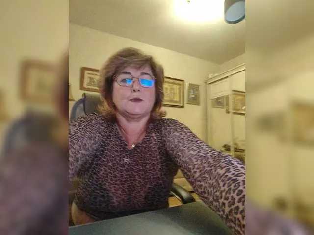 Libely – webcam model profile photo Image 9