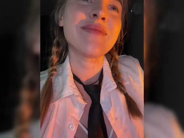 LoraDevine – webcam model profile photo Image 14