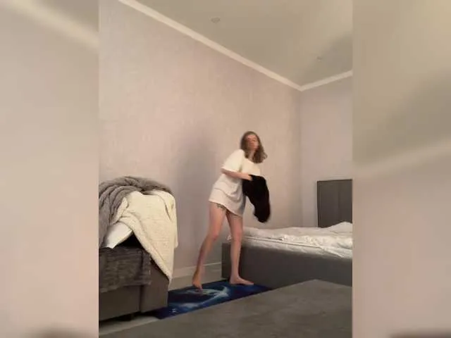 LoraDevine – webcam model profile photo Image 2