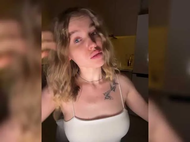 LoraDevine – webcam model profile photo Image 3