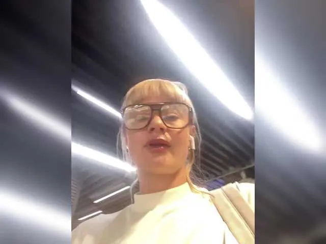 medovaja – webcam model profile photo Image 10