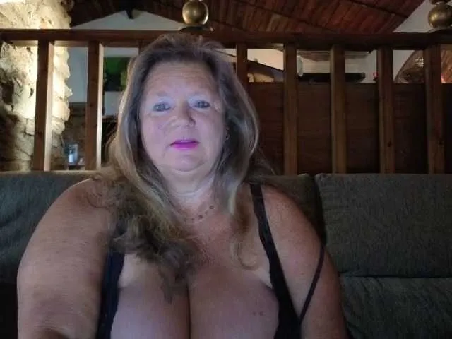 BlondeScarlettx – webcam model profile photo Image 12