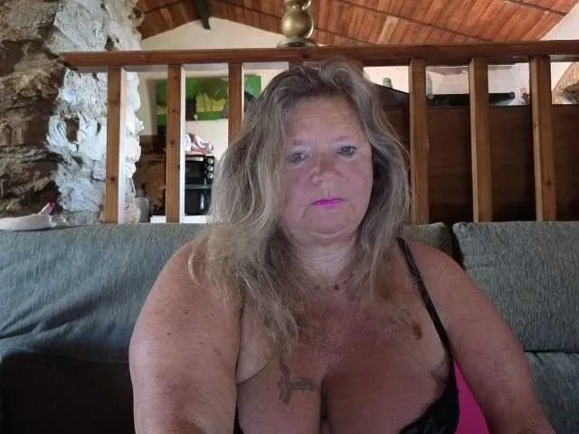 BlondeScarlettx – webcam model profile photo Image 14