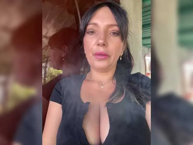 Chiaralovee – webcam model profile photo Image 9