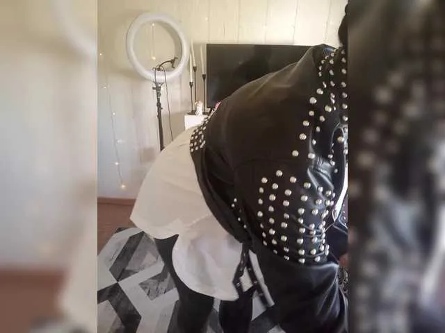 BigTitBlondeUK – webcam model profile photo Image 18