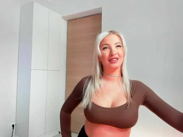 KarinaRouge – webcam model profile photo Image 5