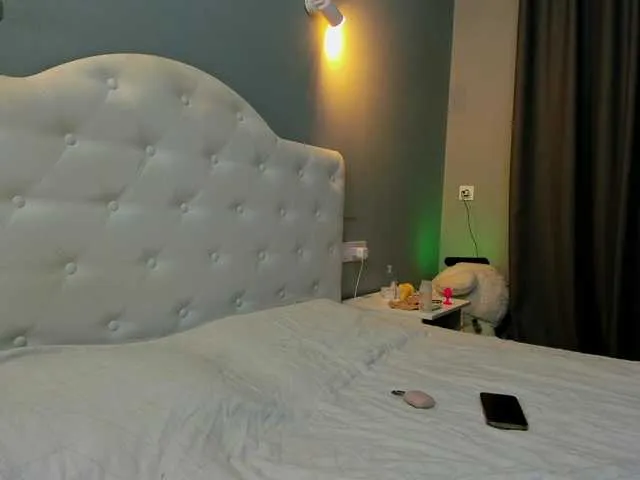 Paratrax – webcam model profile photo Image 7