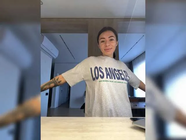 Monkey104 – webcam model profile photo Image 3