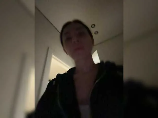 Monkey104 – webcam model profile photo Image 7