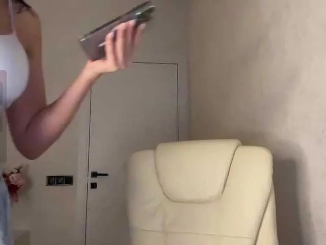 Monkey104 – webcam model profile photo Image 8